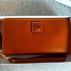 Florentine Large Zip Around Wristlet in Chestnut